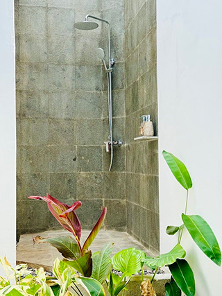 Shower area - Oceanfront Deluxe Bungalow - Alor Tanapi Dive Resort - Indonesia Dive Resort