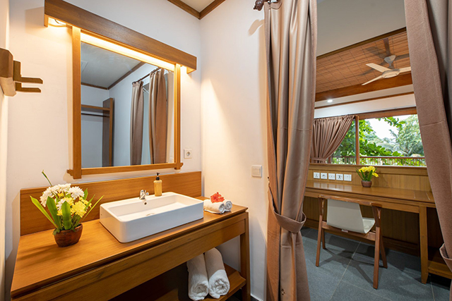 Bathroom - Premium Hillside Cottage - Murex Bangka Resort - Indonesia Dive Resort