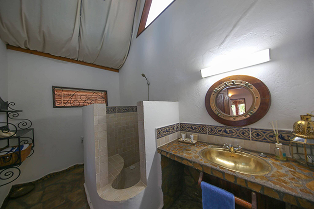 Bathroom - Britain Seafront Room - Kinasi Lodge - Mafia Island Dive Resorts - Dive Discovery Tanzania